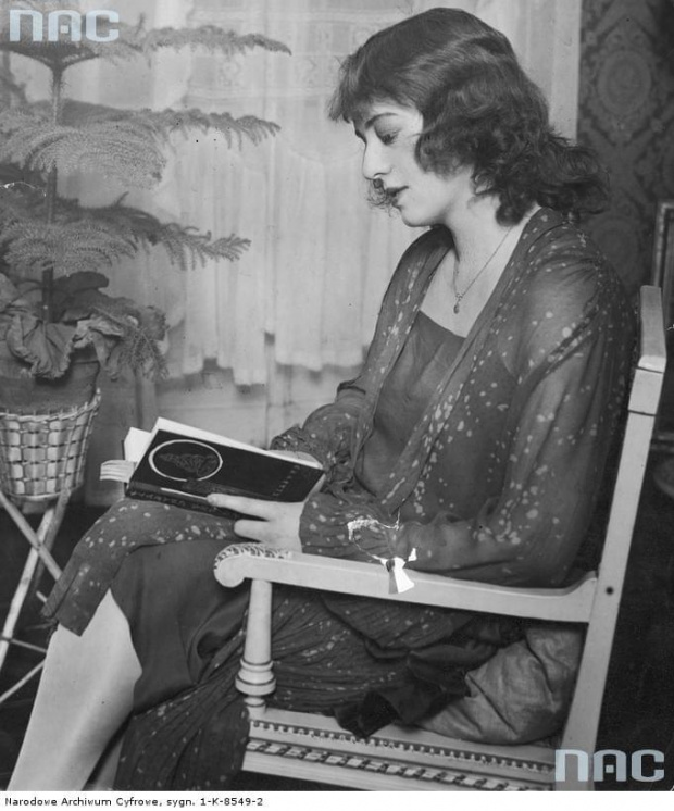 Maria Malicka, aktorka. Zdjęcie wykonane w mieszkaniu artystki. Warszawa_1927 r.