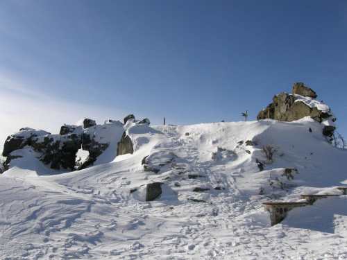 Wysoki Kamień,najlepszy punkt widokowy w Górach Izerskich,schodki zasypane śniegiem..www.wysokikamien.com.pl #GóryIzerskie #schronisko #SzklarskaPoręba #WysokiKamień #zima