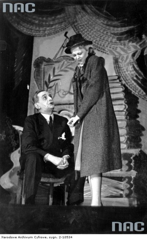 Aktorzy Józef Węgrzyn i Maria Chmurkowska w rewii " Figle migle " w Teatrzyku rewiowym " Złoty Ul " w Warszawie_02.1941 r.