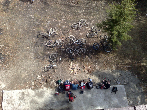 widok z wiezy widokowej na Mogielicy...wypoczywające bicykle i ich jeźdżcy :D