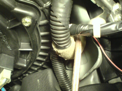 Poprowadzenie kabla zasilającego od mat do wnętrza auta. #honda #Accord #lusterka #podgrzewane #maty