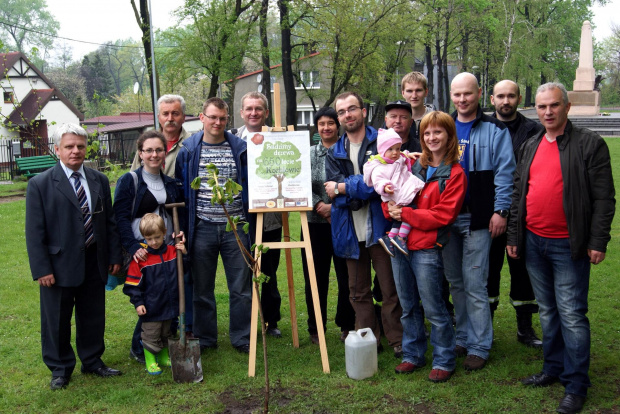 Akcja sadzenia drzew - 1 maja 2010, foto. Jan Kołodziej #Kochłowice #GeniusLoci