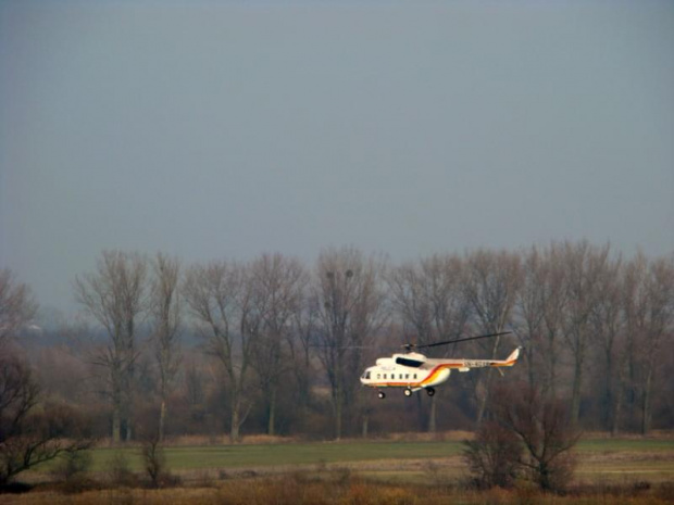 Mi-8 w szybkim przelocie na łąkami. Miejscowość Warta. #Warta