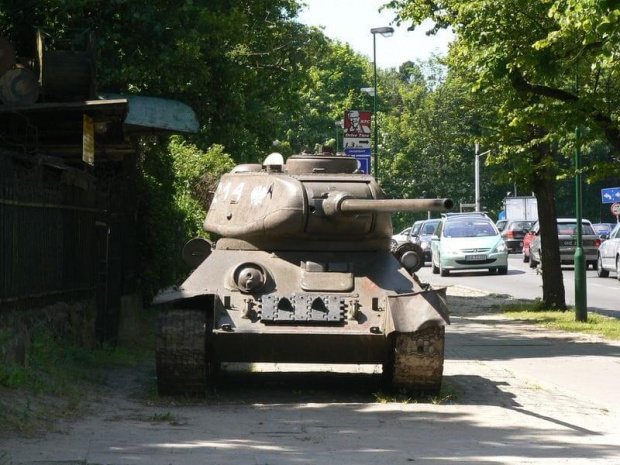 "Pokojowy" czołg ... do oglądania stoi jak widać na chodniku .. obok willi, w której mieszka miłośnik tego typu "pamiątek" #Militaria