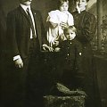 zdjęcie z roku ok 1905 USA - Lucjan i Rozalia Wiśniewscy w czasie pobytu w USA, syn Franek (1902) i córka , imienia nie znam, zmarła kiedy miała ok. 2 latek #LucjanWiśniewski #RozaliaWiśniewska #Pieńczykowo #Łazarze #NowyJork #Rajgród