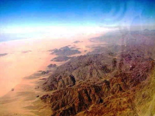 Góry egipskie z lotu ptaka #Egipt #góry #lot #pustynia #widok