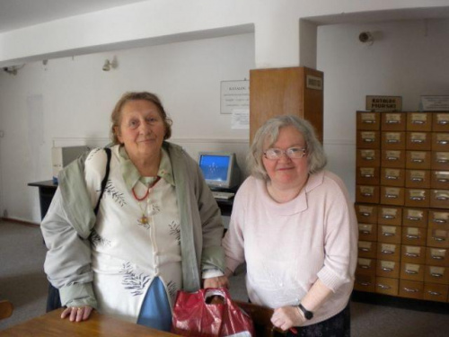 Pani mgr inż. arch. Zofia Eichstaedt-Jabłońska i mgr Ewa Czerniakowska w Bibliotece Gdańskiej PAN (2 IX 2010).