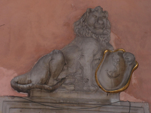 Lew na ścianie domu w Warszawie - płaskorzeźba nr 2