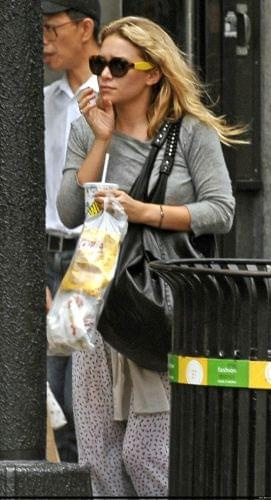 Ashley getting fast food in NYC-paparazzi sierpień 2008