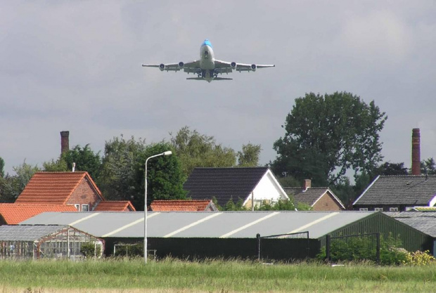 Samolocik przelatujący nad Aalsmeer.