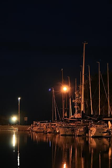 port nocą pięknie wyglada