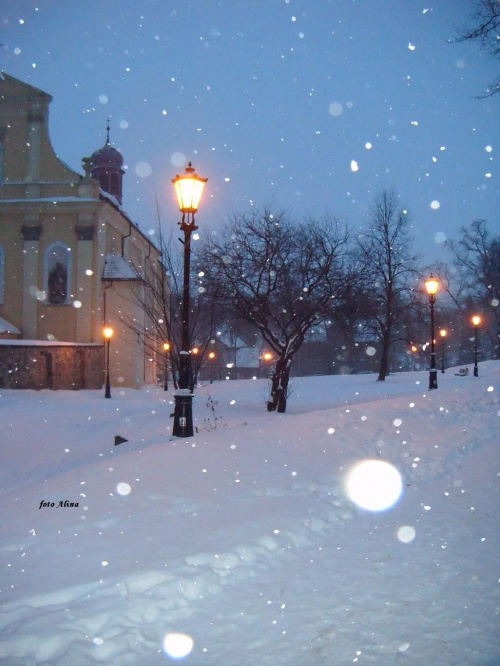 zimowy widok - pada śnieg ...... frag. kościoła św. Jadwigi ....
