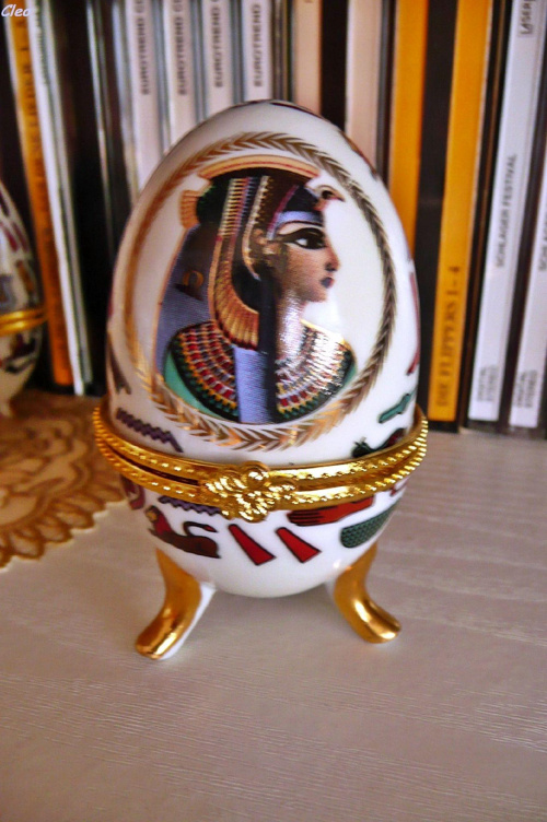 Porcelanowe jajka - szkatulki ze staroegipskimi akcentami....:)
