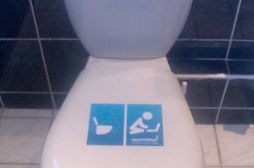 Zdjęcie z mojego kibelka :) Postanowiłem przyozdobić go ulotkami ze stronki zapotrzeba.pl :) #kibel #toaleta #internet #online #wirtualny