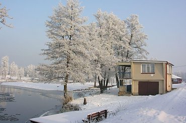 Foto: Sylwester Nicewicz - Kozioł i rzeka Pisa w zimowej szacie #Kozioł #rzeka #Pisa #kościół #zima #foto #Święty #Brunon #Droga #góra #Krzyżowa #Kwerfurtu #nicewicz #podlaskie #Kolno #Sylwester