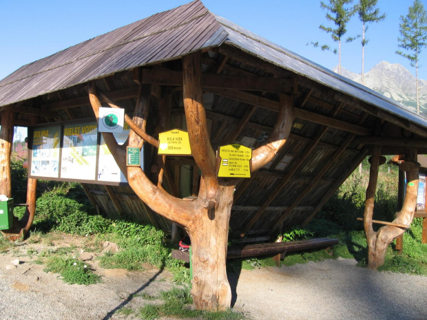 Autko zostawiamy na parkingu przy przystanku Biała Woda. Dalej do Tatrazańskiej Łomnicy autobusem #Góry #Tatry