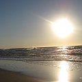 Żeby nie zwariować trzeba uciec w samotność.
Tylu nam ludzi podobnych
Wierzyło w świat idealny,
Dziś nie ma nic,
Sami jesteśmy na tej plaży.