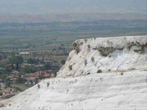 Pamukkale czyli wapienne tarasy i Heirapolis uzdrowisko rzymskie z początku naszej ery. Na mnie więkse wrażenie zrobiły ruiny miasta po których można swobodnie chodzić.