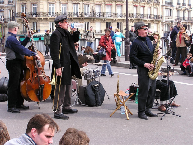 Paryskie klimaty na moście łączącym wyspę La Cite i wyspę St.Louis na Sekwanie #Paryż #Francja