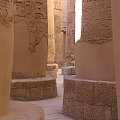 Światynia w Karnaku -wśród 12-stu centralnych olbrzymich kolumn sali niegdyś stały złote posągi bogów na które z wysoko położonych otworów padały smugi światła #Egipt #egzotyczne #Kair #Karnak #Luksor
