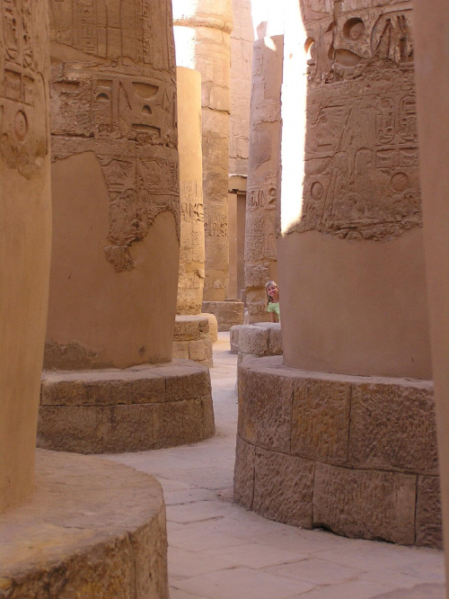 Światynia w Karnaku -wśród 12-stu centralnych olbrzymich kolumn sali niegdyś stały złote posągi bogów na które z wysoko położonych otworów padały smugi światła #Egipt #egzotyczne #Kair #Karnak #Luksor