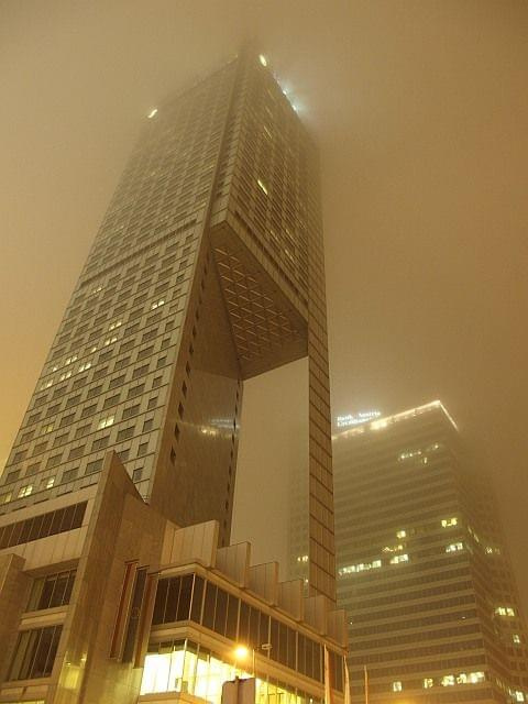 Warszawa we mgle #Warszawa #Wola #Centrum #wieżowiec #mgła #architektura #tramwaj #zabytkowa #stara #cegła #noc #lampy #olympus