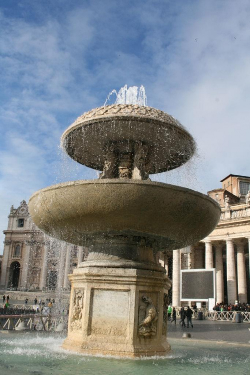 Fontanna Berniniego na placu św. Piotra #fontanna #kropelki #Rzym #Watykan #bazylika