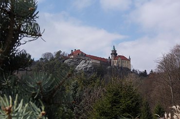 Zamek Hruba Skala w Czeskim Raju i skalnym mieście hruboskalsko położony na wysokich blokach skalnych.. #CzeskiRaj #zamki #Czechy #SkalneMiasto #hruboskalsko