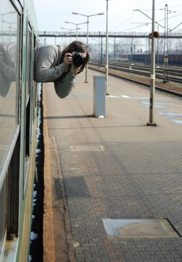 To jeszcze raz Pani professionalistka :) w akcji :D Schneeflocke #pociąg #zdjęcie #kadr #Schneeflocke