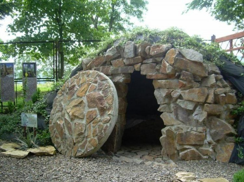 Obok Golgoty - Ogród Rezurekcyjny , a w nim grób Jezusa