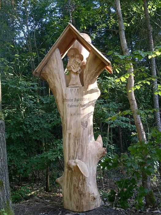Ozdoba wykonana z drewna sotjąca w lesie w pobliżu Międzychodu #ozdoba