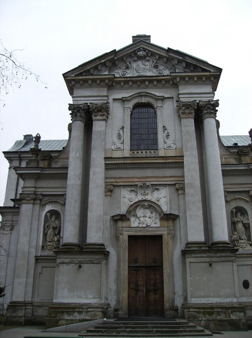 Wejście główne do kościoła przy	Uniwersytecie Kardynała Stefana Wyszyńskiego w Warszawie.