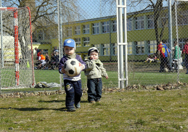 -Adaś jest jeszcze mały do gry w piłke