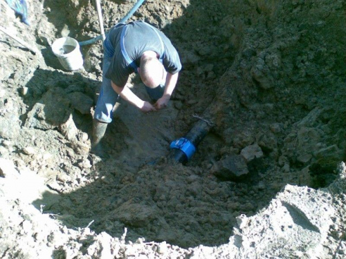 Kwiecień 2009 - wodociag odszukany - zakładanie nawiertki #Kornelia #budowa