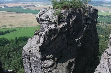 Oprócz niesamowitych form skalnych można podziwiać jeszcze widoki rozpościerające za nimi.... #CzeskiRaj #Czechy #SkalneMiasta