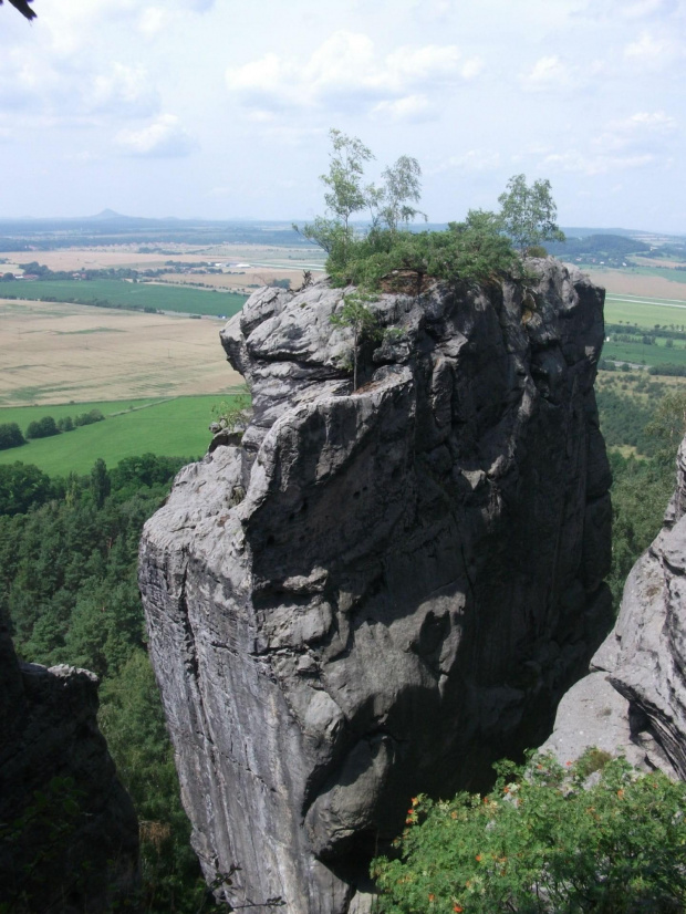 Oprócz niesamowitych form skalnych można podziwiać jeszcze widoki rozpościerające za nimi.... #CzeskiRaj #Czechy #SkalneMiasta