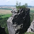 Oprócz niesamowitych form skalnych można podziwiać jeszcze widoki rozpościerające za nimi.... #CzeskiRaj #Czechy #SkalneMiasta