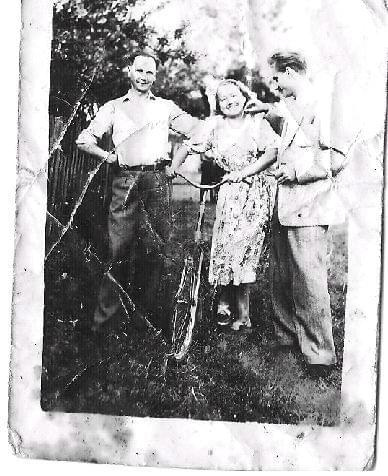 Rok 1952 moja babcia J.Dymek z narzeczonym Marianem (z prawej) i kuzynem Wawrzyńcem Bokiem. #Grębków #Kózki #WiekXIX #WiekXX