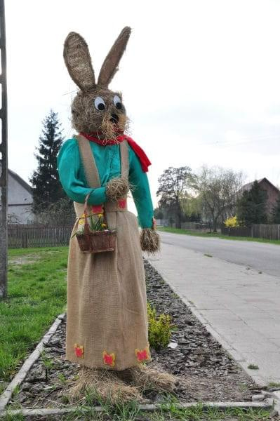 Pani Zającowa z pełnym koszyczkiem pisanek, przypominająca przechodniom o zbliżających się Świętach Wielkanocnych