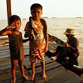 Kambodża - dzieciaki, które przypłynęły łódką - jezioro Tonle Sap #Kambodża #TonleSap #dzieci