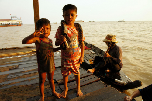 Kambodża - dzieciaki, które przypłynęły łódką - jezioro Tonle Sap #Kambodża #TonleSap #dzieci