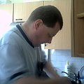 Piotrek szybko szykuje sobie bułki do pracy bo dostał telefon, że zaczyna pracę za godzinę :) #kuchnia #Piotrek