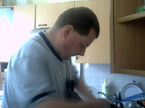 Piotrek szybko szykuje sobie bułki do pracy bo dostał telefon, że zaczyna pracę za godzinę :) #kuchnia #Piotrek